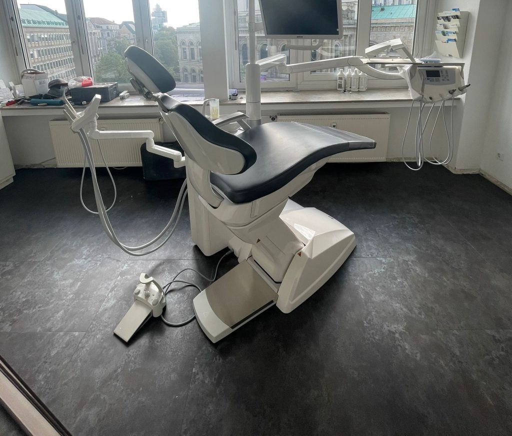 Zahnarztpraxis-Fußboden-Verlegung-im-laufenden-Betrieb