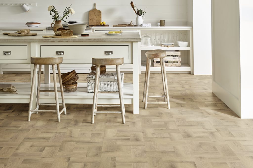 Amtico-International-GmbH-Küche-Hocker-Vinylfussboden