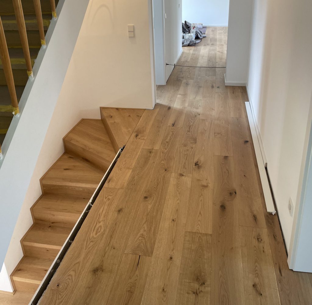 Parkett-auf-Treppe-in-Flur-Top-verlegt