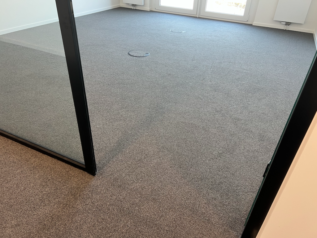 Teppichboden-Büroräume-versteckte-Steckdosen