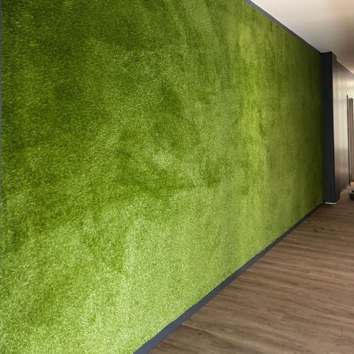 Kunstrasen-an-der-Wand-grün